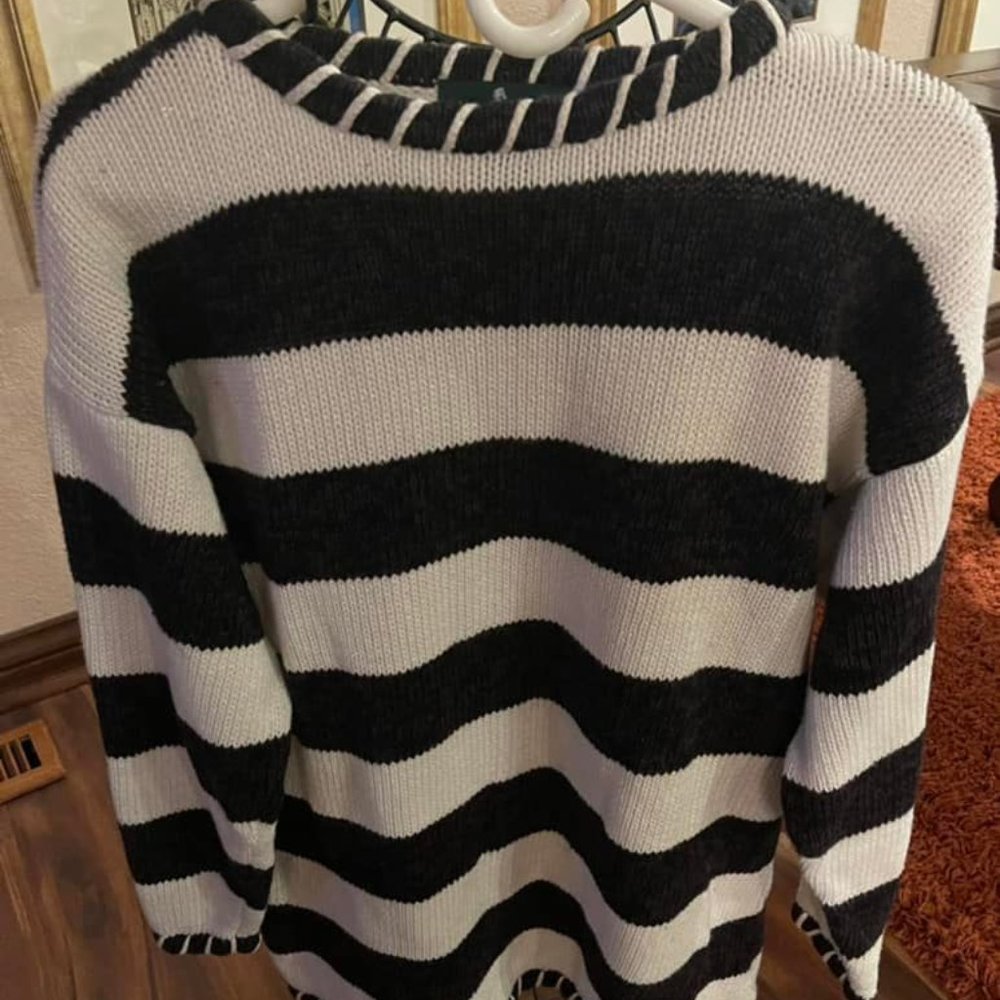 sz. L..  Hunt Club sweater ..  in great condition..
